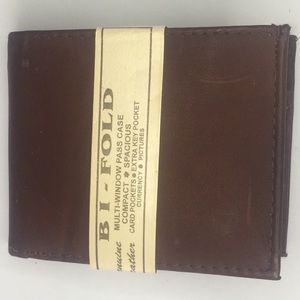 NWT. Men’s Leather Bifold Wallet